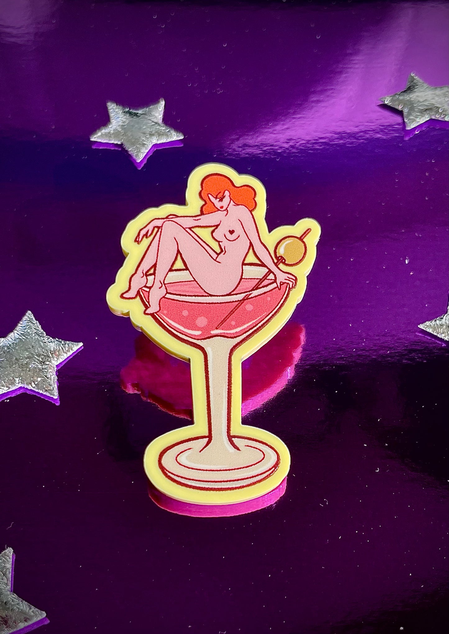 'Pinup glass' pin