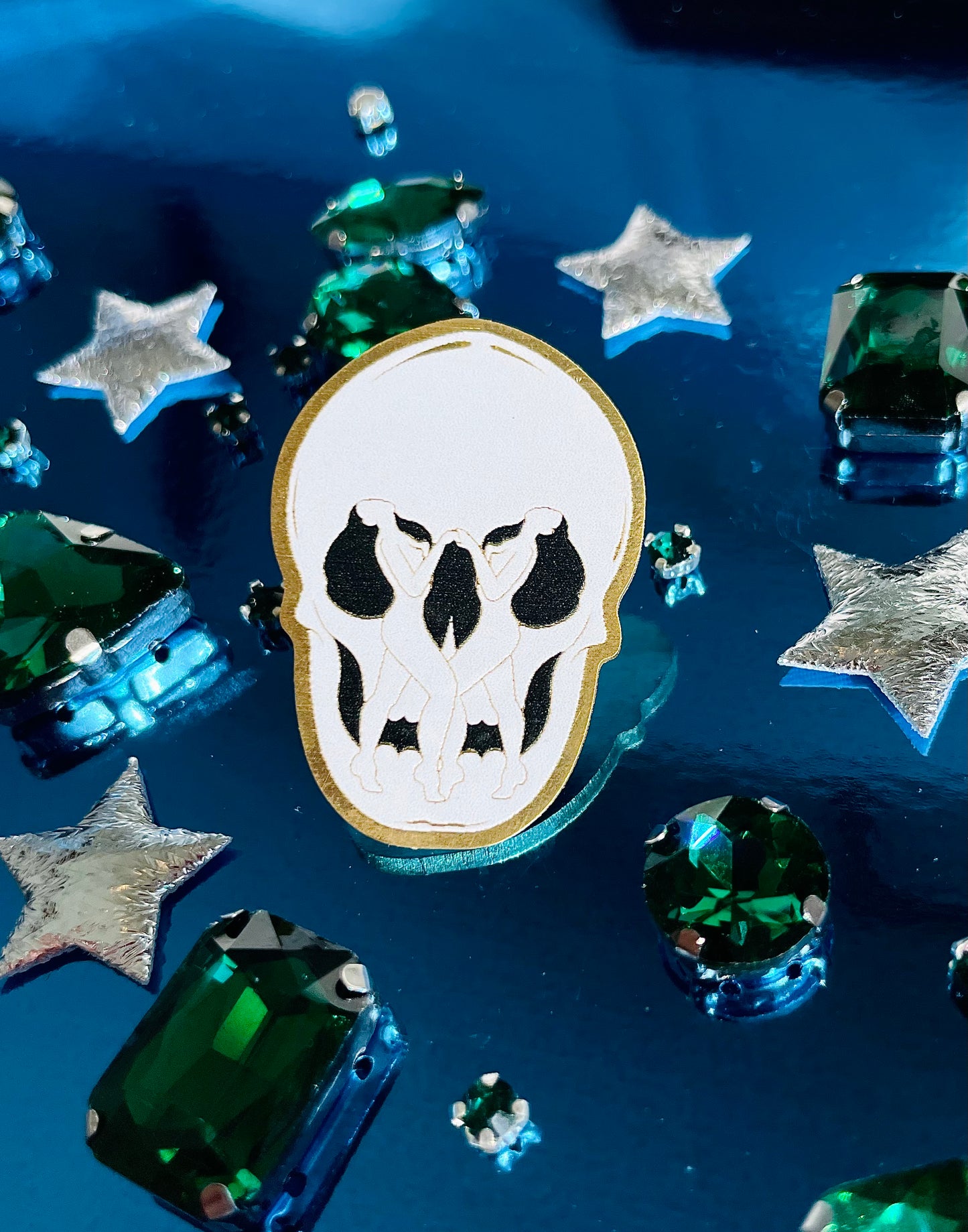 'skull ladies' pin
